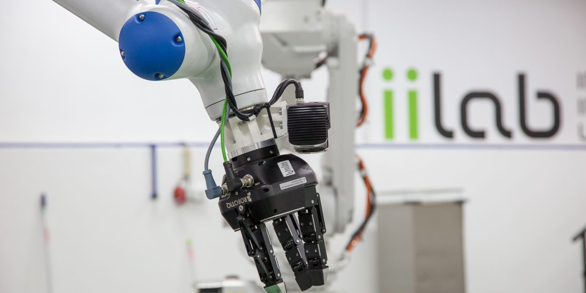 Gonçalo Leão developed a system that enables a robotic arm, equipped with a tweezers-like clamp, to remove a set of tangled tubes from a box, one by one.