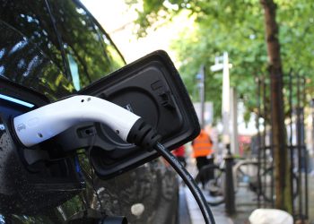 Carro elétrico a carregar na rua