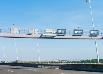 Se estiver a conduzir, não pare, mas repare nos painéis informativos das estradas portuguesas: alguns têm tecnologia INESC TEC