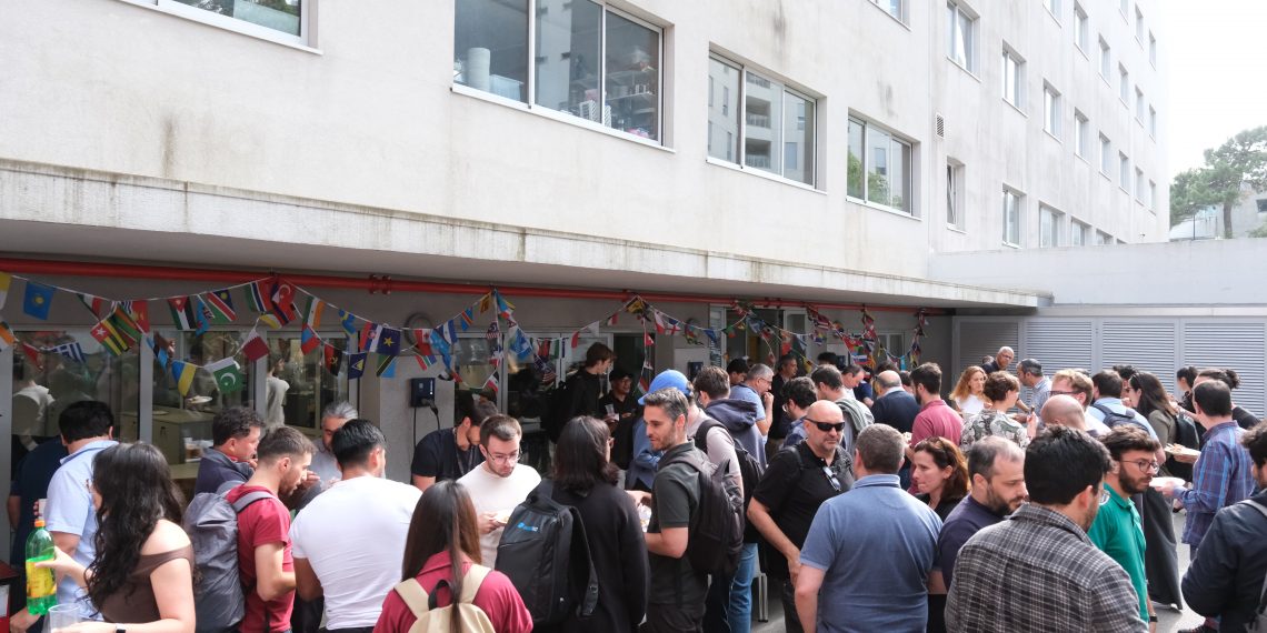 Várias nacionalidades entram num auditório. O que é que acontece? Discutem ciência e depois celebram a multiculturalidade