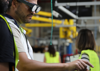 Tecnologia ao serviço do operador: o futuro chegou à fábrica sob a forma da realidade aumentada