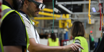 Tecnologia ao serviço do operador: o futuro chegou à fábrica sob a forma da realidade aumentada